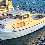 6 Person In * Aukra